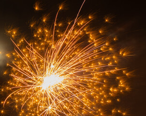 Langzeitbelichtung Abstrakte Funken von einem Silvester Feuerwerk 
