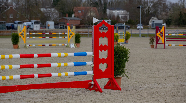 Springreiten Hindernisse auf einem Springreitplatz