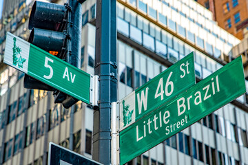 Fototapeta premium The sign at the intersection of Fifth Avenue and Little Brazil Street, located in the heart of Manhattan, in the heart of the Big Apple in New York City, USA.