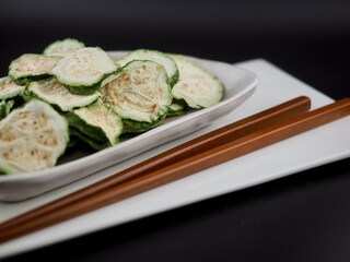 건조된 유기농 채소 애호박, 음식 재료, 젓가락
