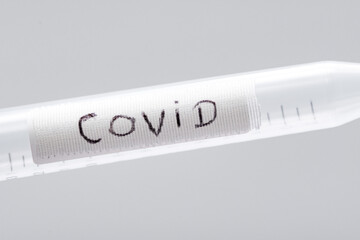 Napis covid na plastikowej próbce w laboratorium 