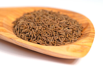 Kümmelsamen auf einem Holzlöffel