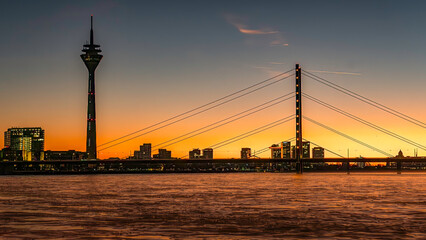 Rheinbrücke und Rheinturm in Düsseldorf Deutschland bei Sonnenuntergang