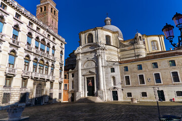 Obraz premium Scenic view of the old town of Venice with church tower of church Santi Geremia e Lucia and historic buildings on a cloudy summer day. Photo taken August 6th, 2023, Venice, Italy.