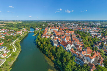 Fototapeta na wymiar Die sehenswerte Donaustadt Neuburg im Luftbild