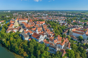 Fototapeta premium Die sehenswerte Donaustadt Neuburg im Luftbild, Blick auf die historische Altstadt
