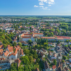 Fototapeta na wymiar Die sehenswerte Donaustadt Neuburg im Luftbild, Blick auf die westlichen Stadtbezirke