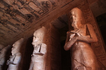 Intérieur du Temple Abou Simbel , Egypte : statues de d'intérieur de l'entrée