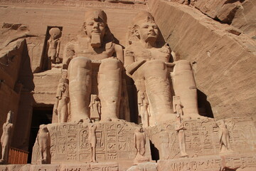 Temple Abou Simbel , Egypte : Entrée , statues de Ramses II de droite avec socle, orientation...
