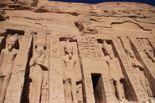 Site d'Abou Simbel , Temple de N&eacute;fertari reine de Rams&eacute;s II : vue de la fa&ccedil;ade (Grand Angle focale 10mm)