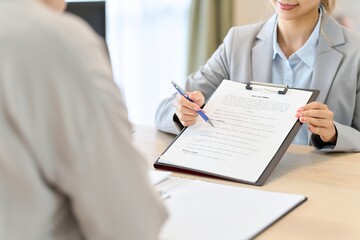 契約の案内をするビジネスウーマン