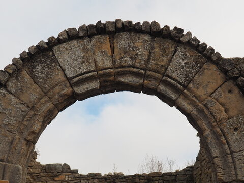 bonito arco dovelado de la ermita hospital de sant antoni de conesa del siglo XIII, en la conca del barber&aacute;, tarragona, catalu&ntilde;a, espa&ntilde;a, europa