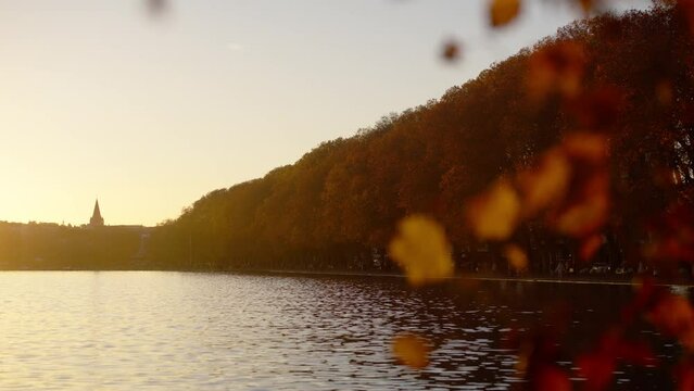 Coucher de soleil sur le lac d'Annecy en automne