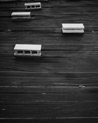 ブロックと黒いシート