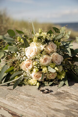 Moderner Brautstrauß zur Strandhochzeit mit Eukalyptus und creme farbenen Rosen 