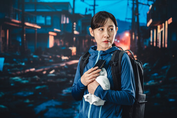 災害が発生し避難をする女性