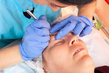 Cosmetologist tattoos eyebrows - permanent eyebrow makeup
