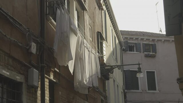 Casas t&iacute;picas de Venecia, Italia, con la ropa tendida