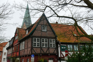 Kirchturm und Fachwerkhäuser in Lüneburg