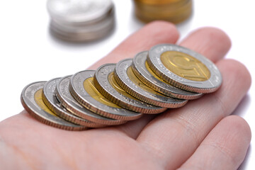 Polskie monety pln 5zł leżą na dłoni, płacić gotówką 