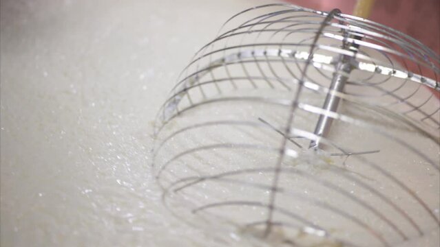 Parmigiano Reggiano preparazione del Formaggio pi&ugrave; buono del mondo