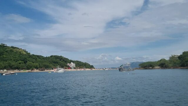 Recorrido en catamar&aacute;n por la hermosa isla de Taboga en panam&aacute; en un d&iacute;a hermoso y soleado de verano.