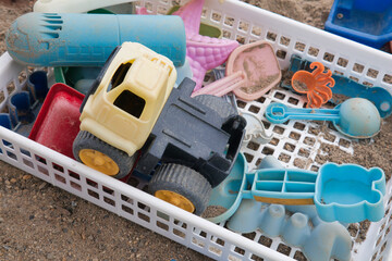 使い古しの砂場で遊ぶ型抜きのおもちゃ