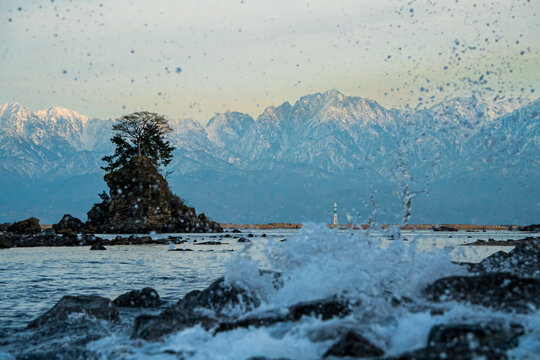 雨晴海岸にて 波しぶきと女岩・立山連峰2