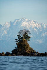 雨晴海岸にて 女岩・立山連峰