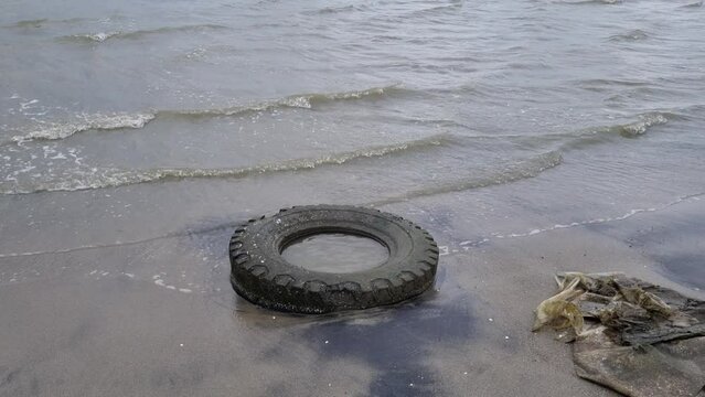 Basura y escombros encontrados en playas, Playa contaminada por basura y desperdicios indutriales