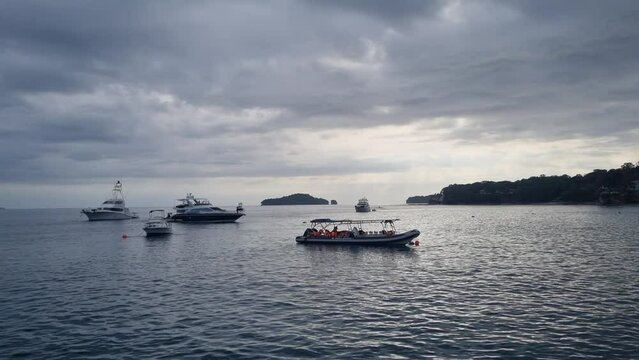 Lanchas y botes atracados en la Bahia de Isla Contadora en panam&aacute;