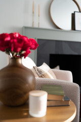Obraz na płótnie Canvas vase with red roses in a livingroom