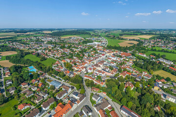 Fototapeta na wymiar Neumarkt-Sankt Veit im oberbayerischen Landkreis Mühldorf von oben