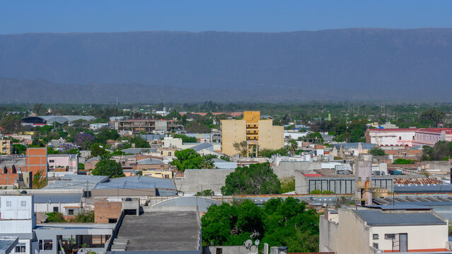 Vista a&eacute;rea de la ciudad de San Fernando del Valle de Catamarca al atardecer con monta&ntilde;as de fondo