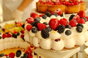 pavlova cake with berries 
