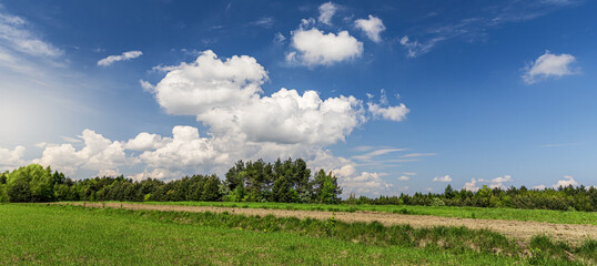 Mitteleurop&auml;ische Kultur- und Agrarlandschaft unter einem malerischen Sommerhimmel