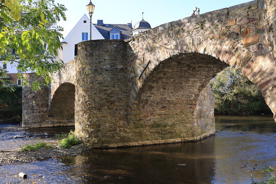 Historische Br&uuml;cke &uuml;ber den Elbbach im Zentrum der Stadt Hadamar