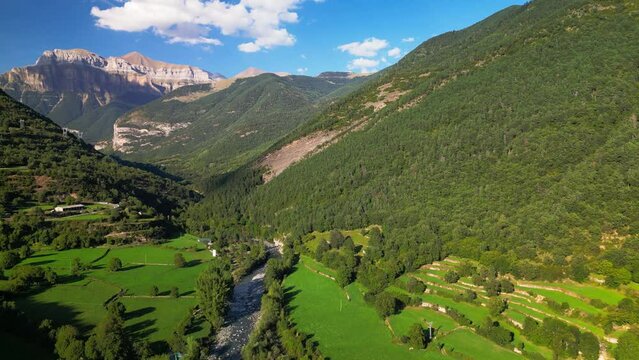 BROTO PIRINEO ARAG&Oacute;N A VISTA DE DRON 9