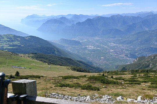 Blick vom Monte Stivo 2059 m &uuml;NN auf die Bergwelt am Gardasee