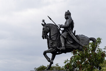 Naklejka premium indian warrior maharana pratap statue at day from unique perspective