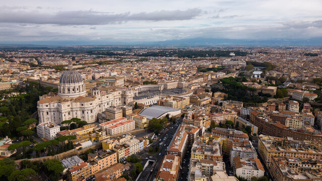 Italia Roma ciudad del Vaticano Plaza San Pedro Apóstol ciudad italiana con vista aérea de las casas y el pueblo famoso y turístico con atardecer con cielo nublado