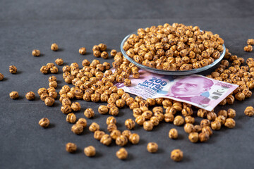 A plate full of Çorum roasted chickpeas, the price of which has increased, and 200 Turkish liras,