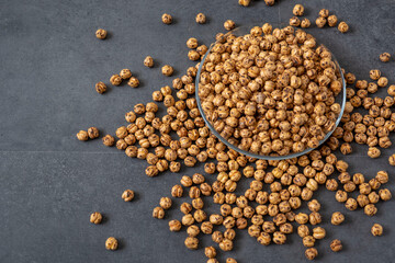 A plateful of freshly roasted famous Çorum roasted chickpea,