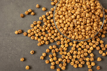 A plateful of freshly roasted famous Çorum roasted chickpea,