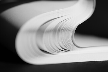 Białe kartki papieru z książki w ruchu z refleksem 