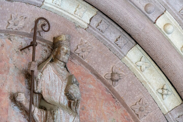 Freiburger M&uuml;nster: Romanisches S&auml;ulenportal im s&uuml;dlichen Querhaus mit Nikolaus von Myra