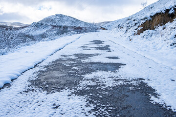 Obraz premium road in a mountainous area after a mountain snowfall