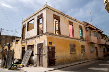 Fototapeta na wymiar Ancien bâtiment colonial dans la vielle ville de Saint Louis du Sénégal