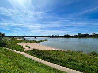 Fototapeta na wymiar Blick über den Rhein bei Düsseldorf mit Sandstrand