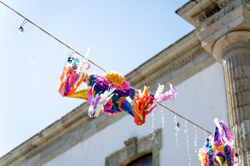 piñata colgada en la calle de oaxaca méxico